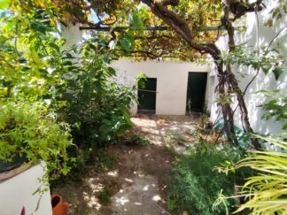 Finca rústica con pequeña construcción en Coín