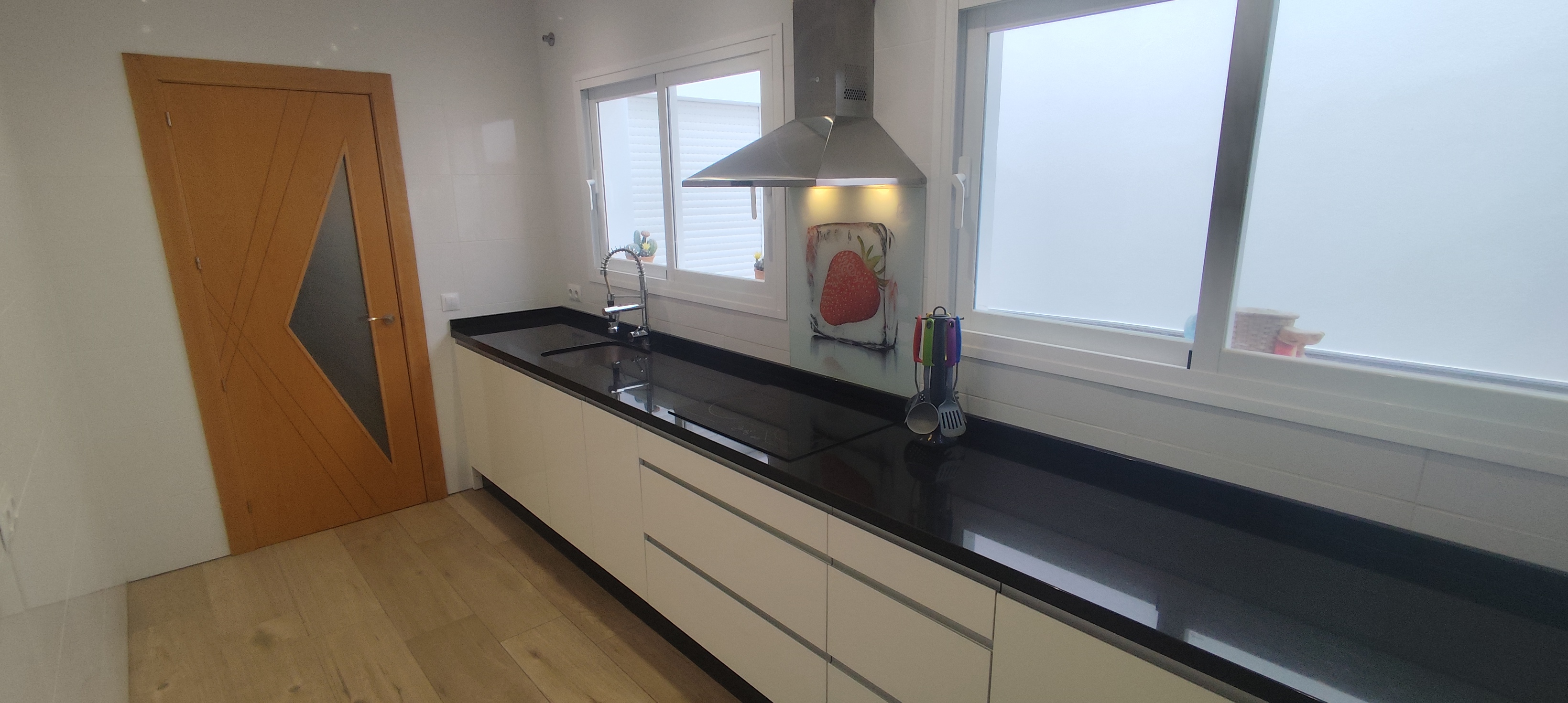 Casa céntrica con 4 dormitorios y 2 baños en Coín - Imagen 8