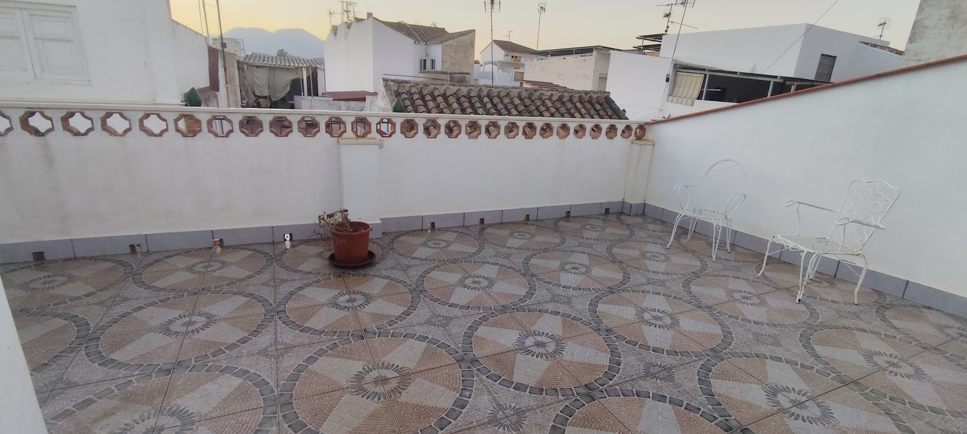Casa céntrica con 4 dormitorios y 2 baños en Coín - Imagen 23